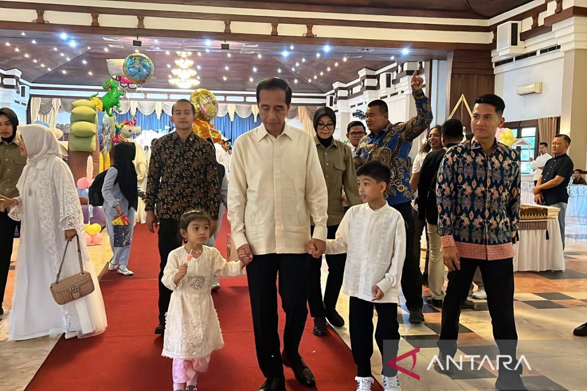 Keluarga Jokowi gelar akikah cucu bungsu