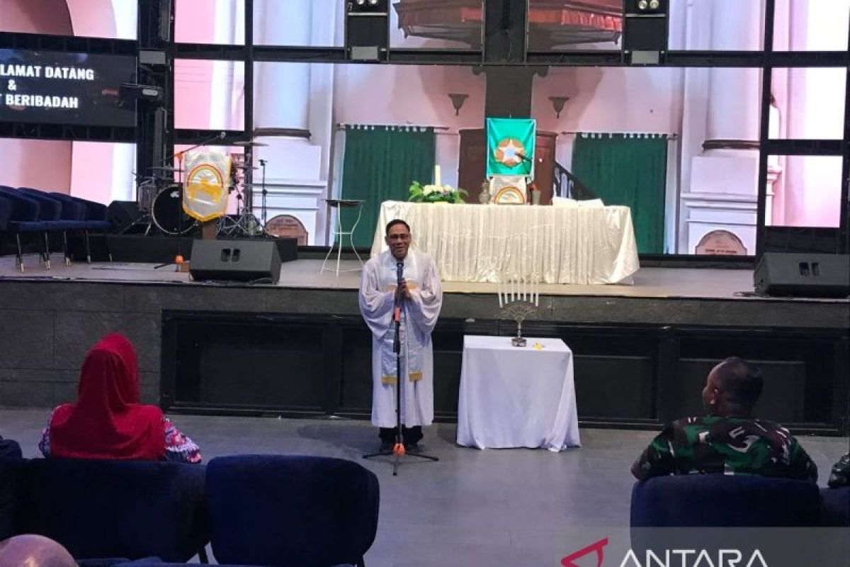 Jemaat Gereja Blenduk ibadah misa Natal di Gedung Borsumy Kota Lama