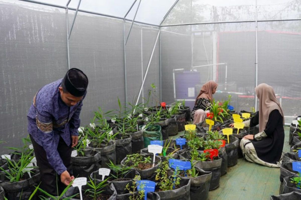 Kehati resmikan greenhouse di Ponpes Tahfidz Qur'an Daarul 'Uluum Lido