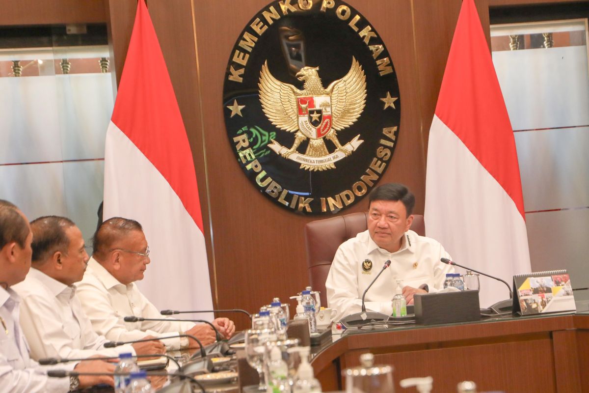 Menko BG: TNI-Polri perkuat antisipasi bencana di malam tahun baru