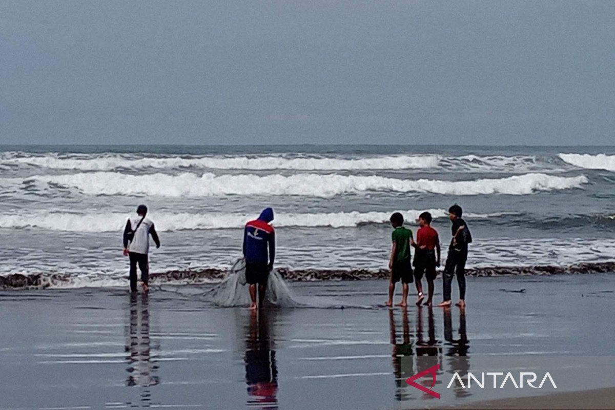 Bibit siklon di selatan Jawa, waspada gelombang tinggi 1-4 Januari
