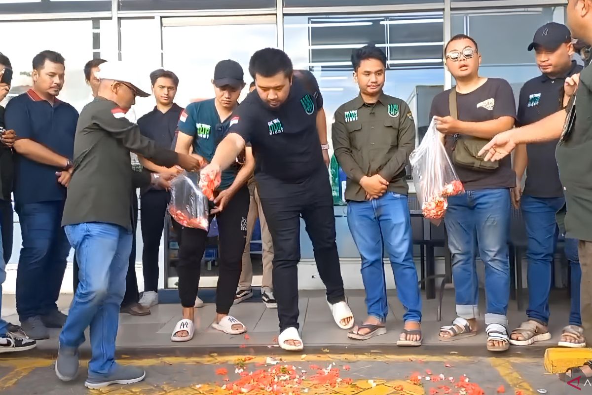 Keluarga korban penembakan tabur bunga di Tol Tangerang-Merak