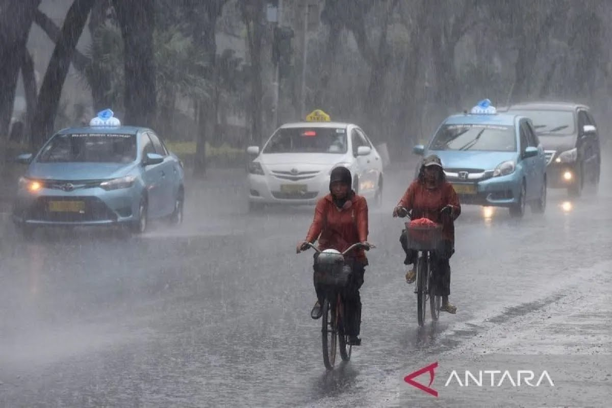 Prakiraan cuaca Semarang hari ini, waspada hujan dan petir