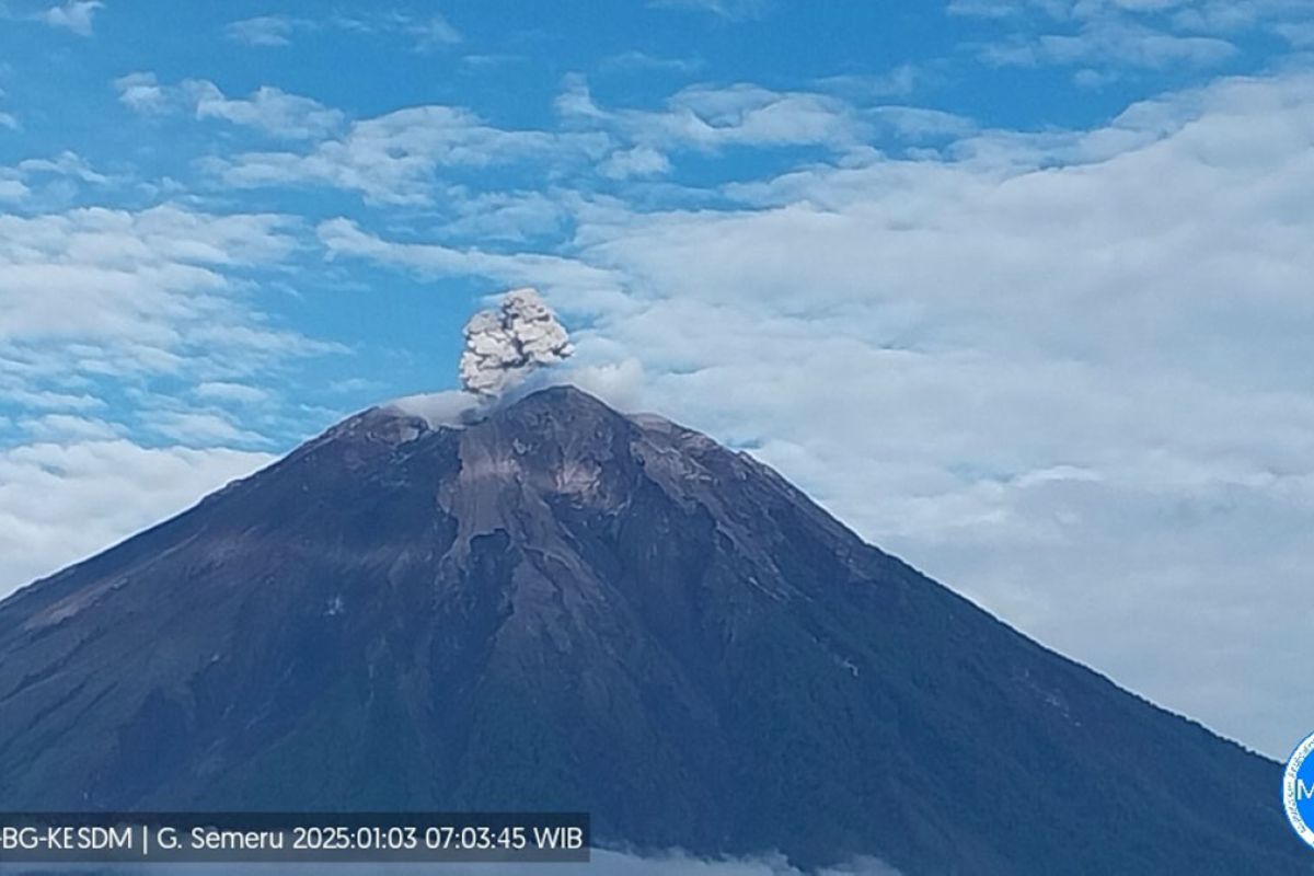 Gunung  Semeru erupsi disertai letusan setinggi 700 meter