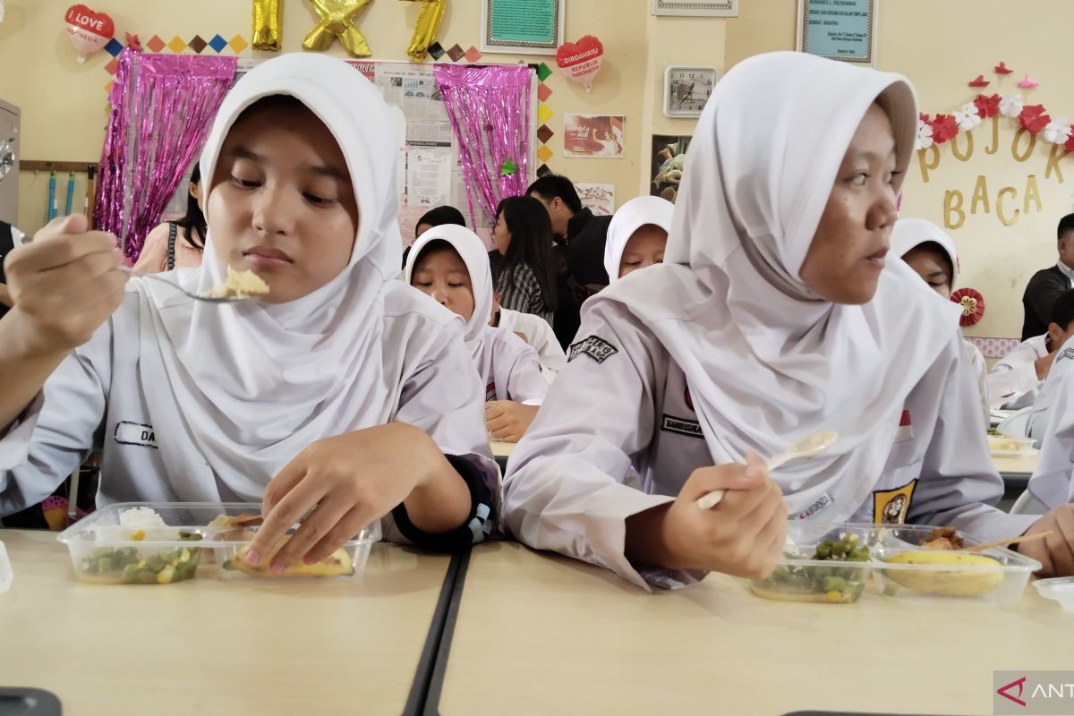 Hari pertama Makan Bergizi Gratis, Komisi VII dorong pelibatan UMKM