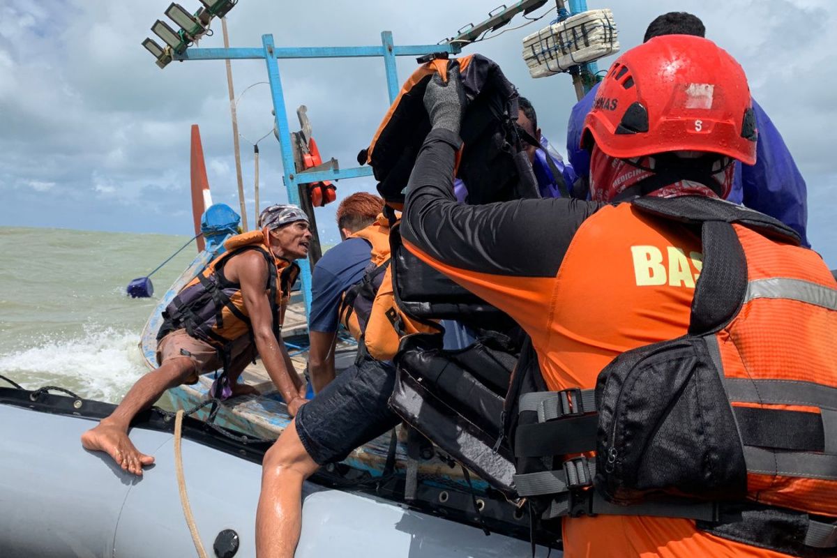 Tim SAR  evakuasi tiga nelayan di perairan Jepara