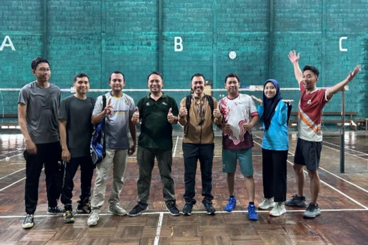 Bangun semangat kerja, Tim Humas Kanwil Jateng main badminton bareng