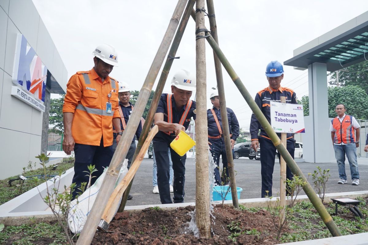 PT KAI  tanam puluhan pohon di berbagai lokasi kerja Daop Semarang