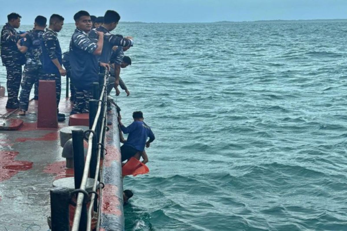 TNI AL berhasil selamatkan dua nelayan dari gelombang tinggi di Selat Riau