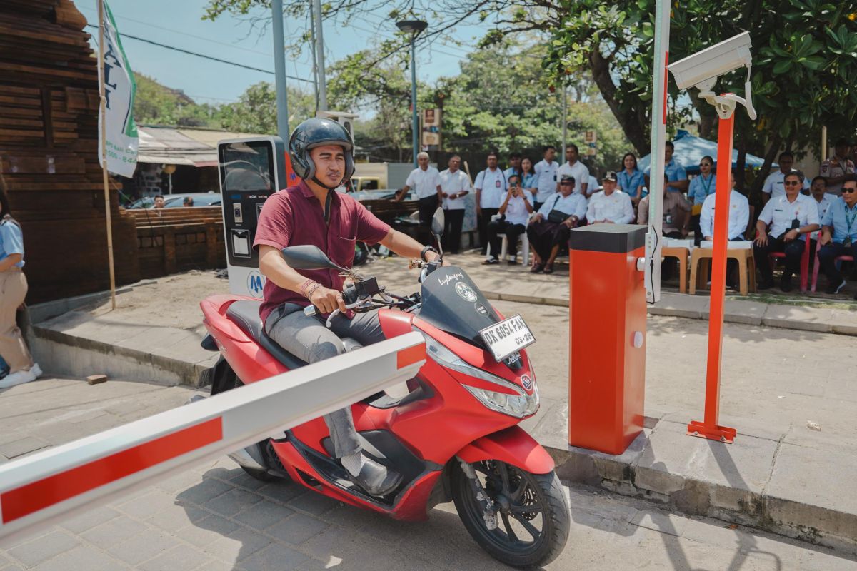 Pemkab Badung operasionalkan sistem parkir non-tunai di Pantai Kuta