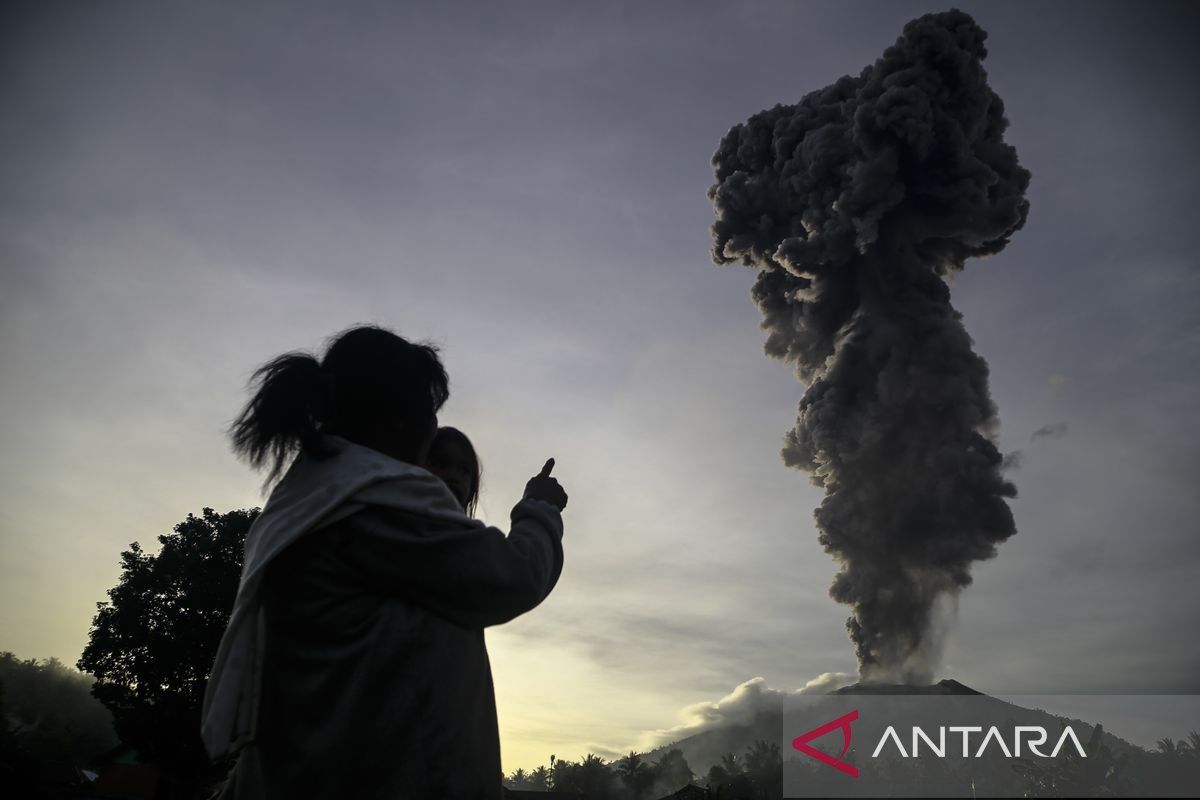 Gunung Ibu erupsi dengan tinggi kolom abu capai 4.000 meter di atas puncak