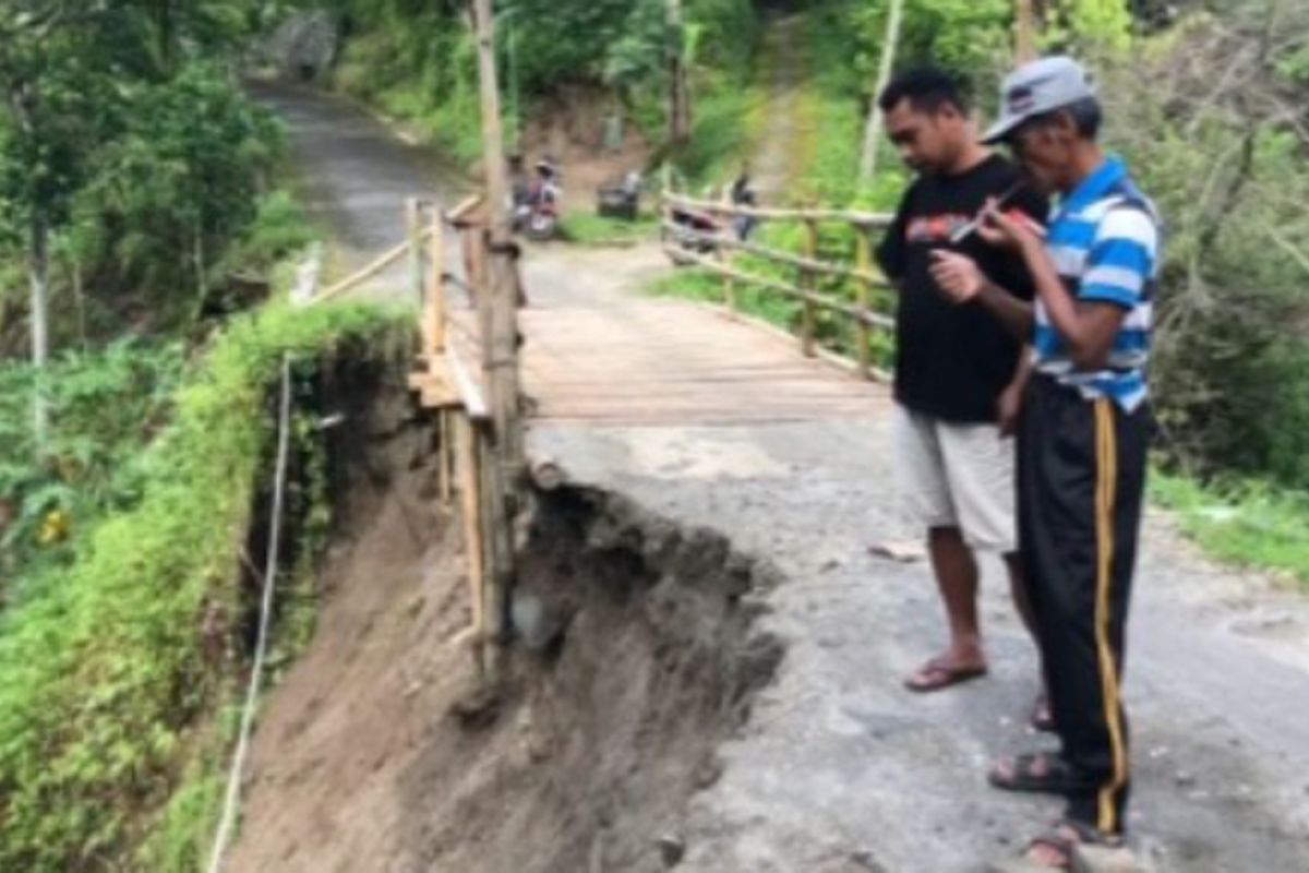 Jalan penghubung antarkecamatan di Ponorogo amblas terseret longsor