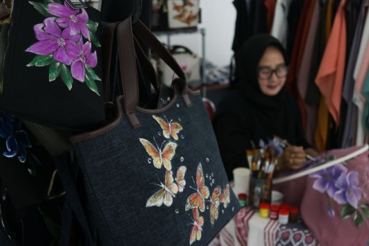 Kerajinan lukis aksesoris wanita di Surabaya