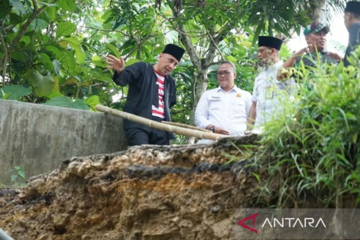 Pemkab dan TNI kerja sama atasi jembatan putus akibat hujan deras