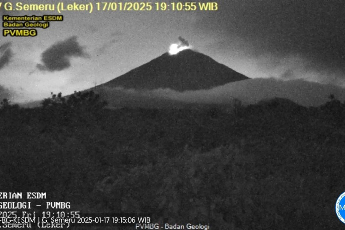 Jumat malam, Gunung Semeru erupsi dengan letusan 400 meter