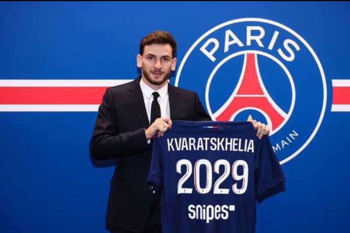 Khvicha Kvaratskhelia resmi berseragam Paris Saint-Germain