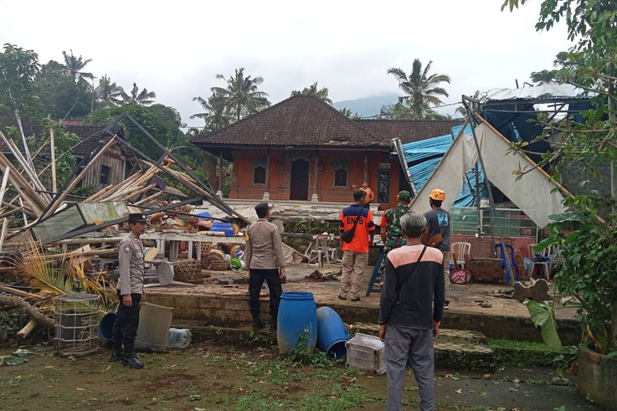 BPBD: Angin puting beliung di Tabanan robohkan rumah dan tempat suci