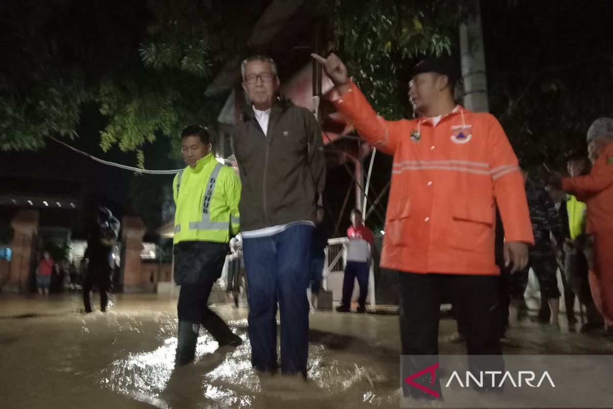 Pemkot Cirebon dirikan posko pengungsian untuk bantu korban banjir