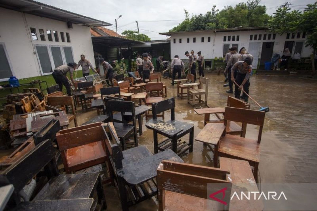 Lima kecamatan di Kabupaten Cirebon terdampak banjir akibat tanggul Sungai Cipager jebol