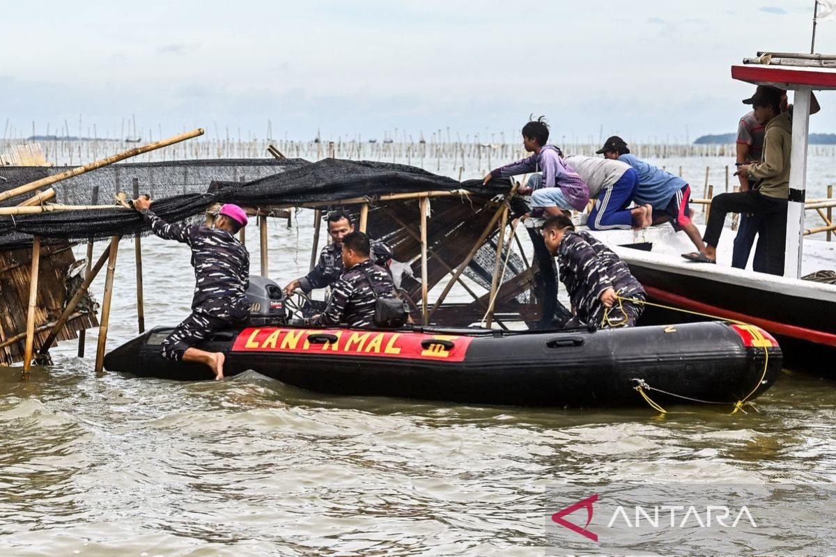 Ratusan anggota TNI AL dan nelayan bongkar pagar laut di Tangerang