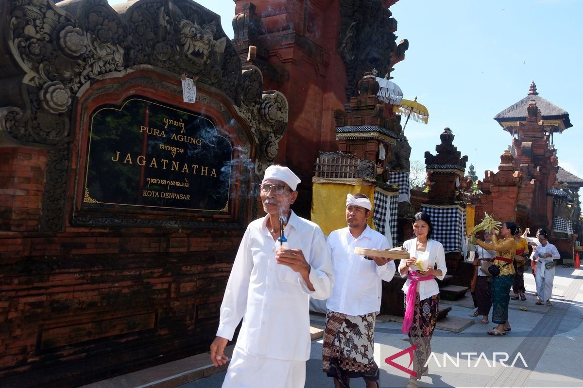 Umat Hindu gelar upacara persembahyangan hari suci Tumpek Wayang di Pura Agung Jagatnatha Denpasar