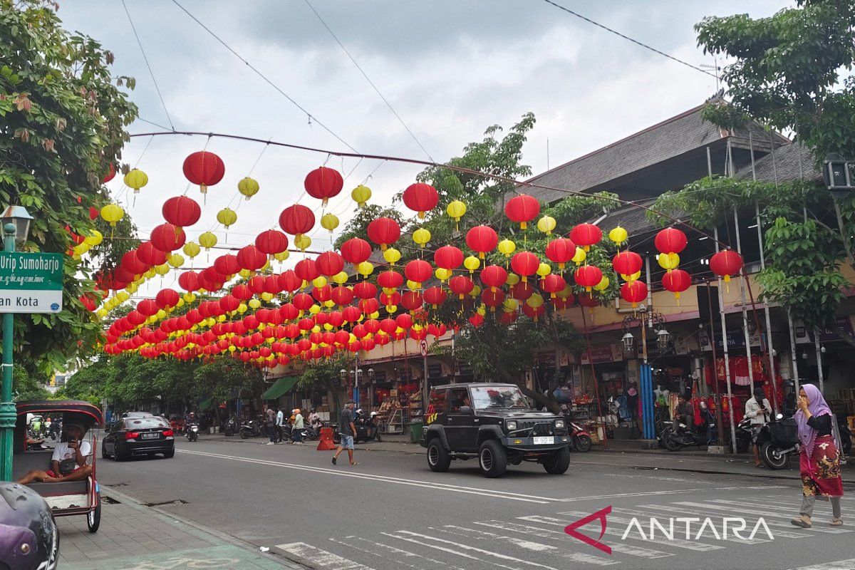 Semarak Imlek di Solo, ada lampion shio hingga dewa dewi