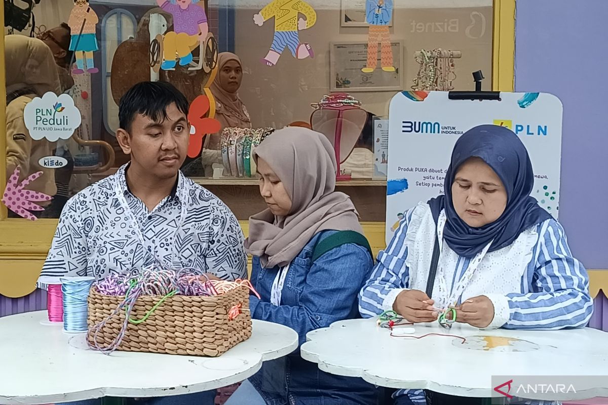 PLN bantu UMKM pemberdaya disabilitas di Bandung perkuat lini bisnis