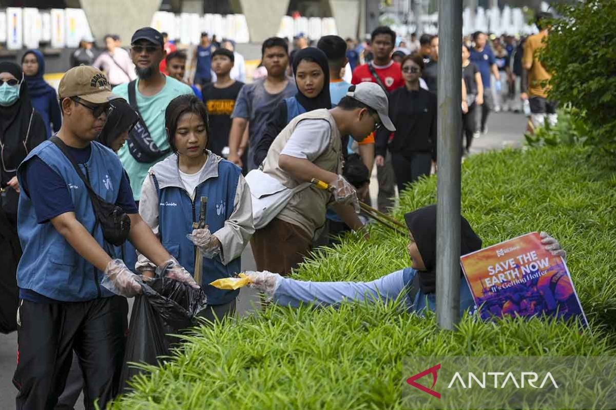 Kampanye lingkungan dan aksi bersih-bersih sampah di jalur HBKB HI