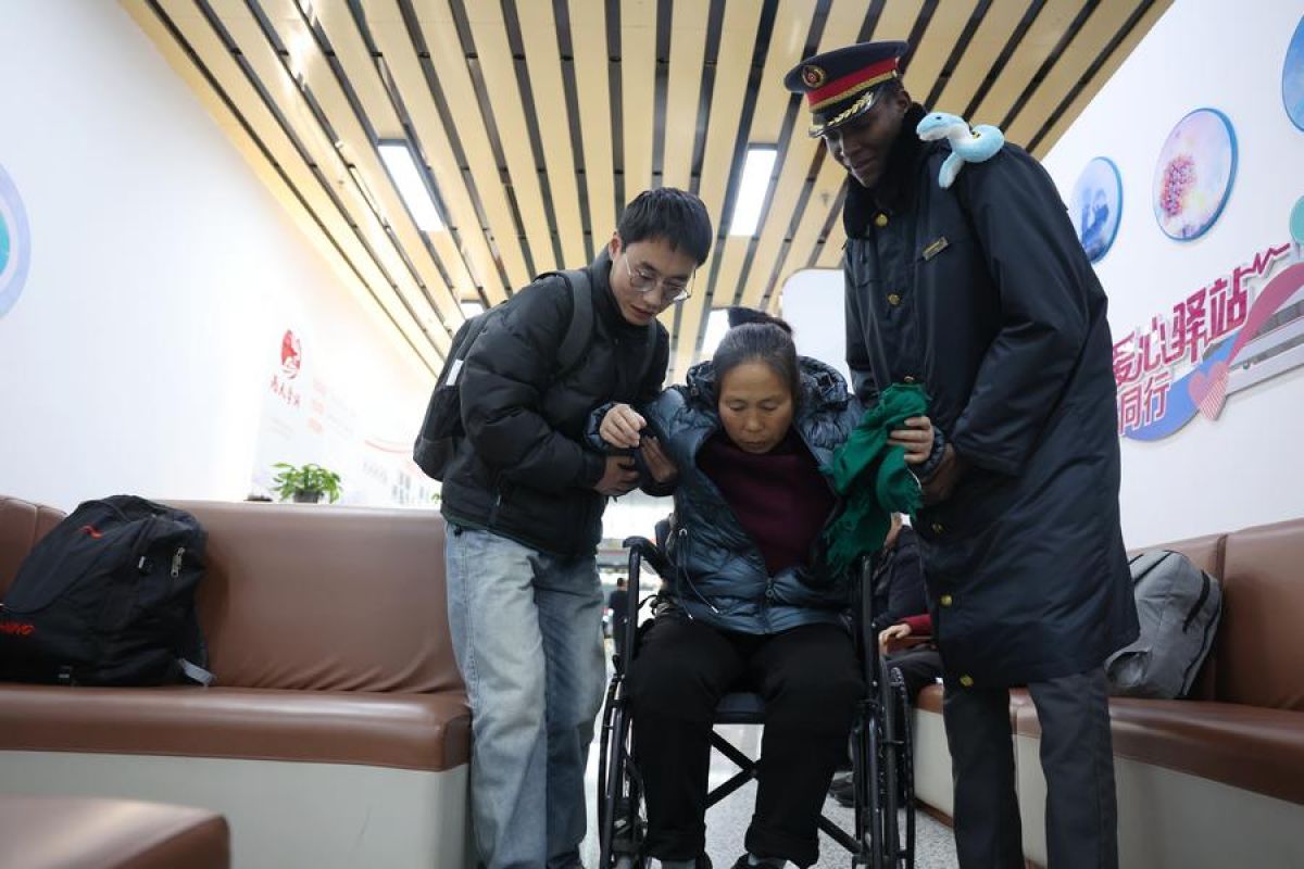 Mahasiswa asing jadi relawan di stasiun Lanzhou bantu mudik Imlek