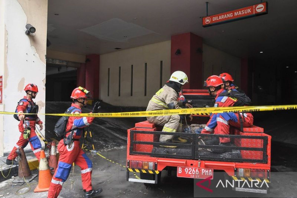 Pencarian korban kebakaran Glodok Plaza dihentikan sementara