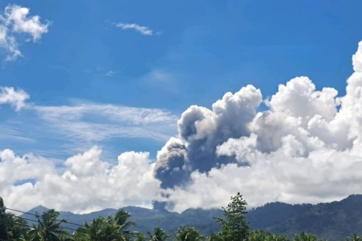 Gunung Dukono semburkan abu vulkanik setinggi 1,1 kilometer