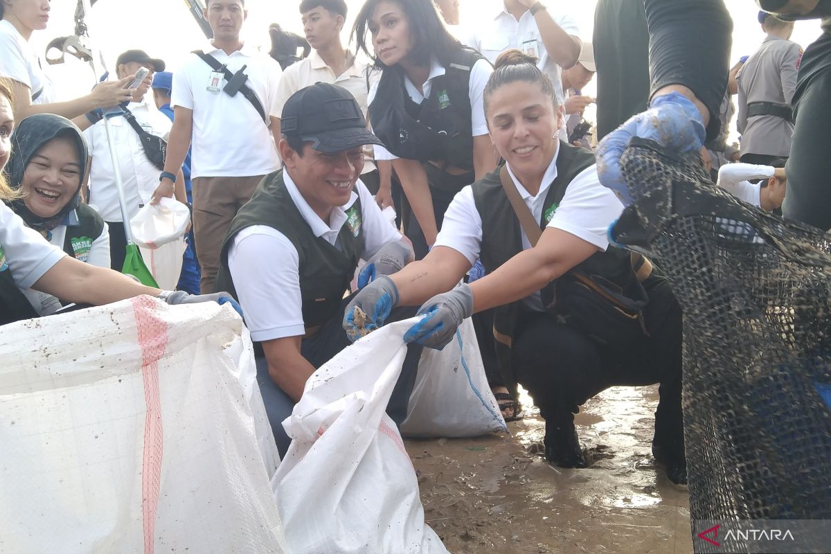 Tiga menteri dan Dubes pungut sampah plastik di Pantai Kedonganan Bali