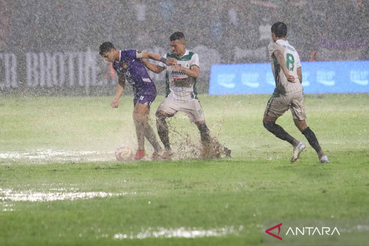 Laga Persik Kediri lawan PSS Sleman diwarnai hujan deras