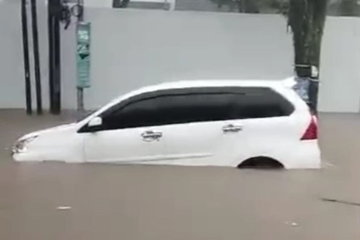 Ratusan rumah terendam dan sebuah mobil terseret banjir di Jember