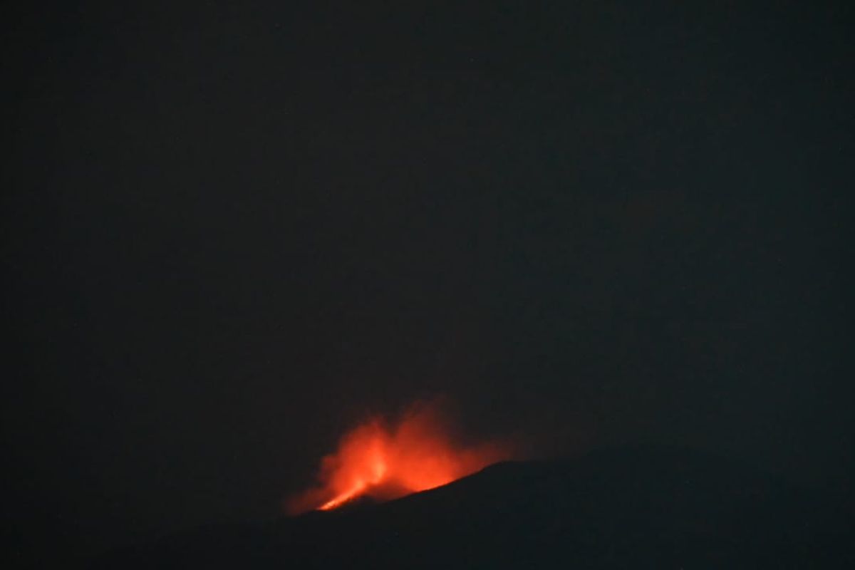 Gunung Ibu kembali luncurkan lava pijar setinggi 300 meter