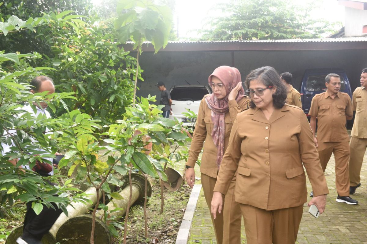 Pj Wali Kota Kediri harapkan penataan lingkungan Bakesbangpol jadi motivasi kantor lainnya