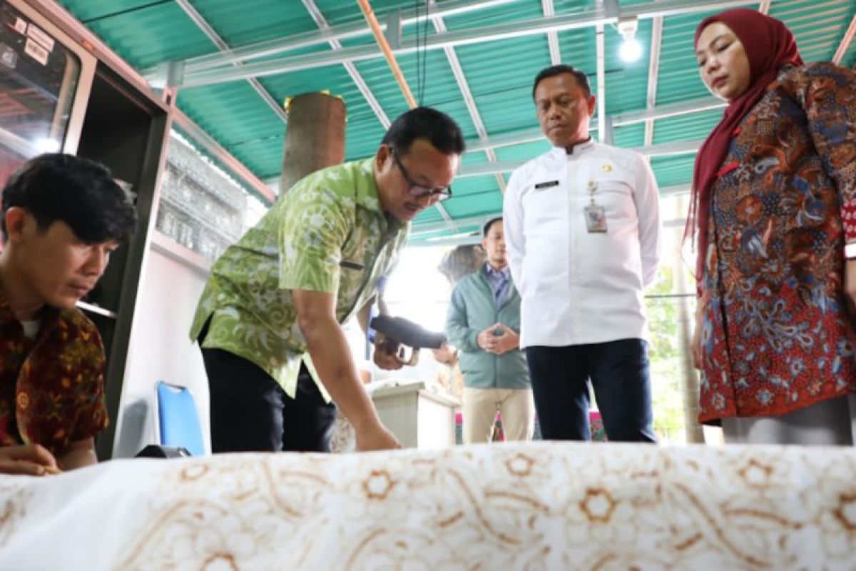 Jaksel kembangkan batik 