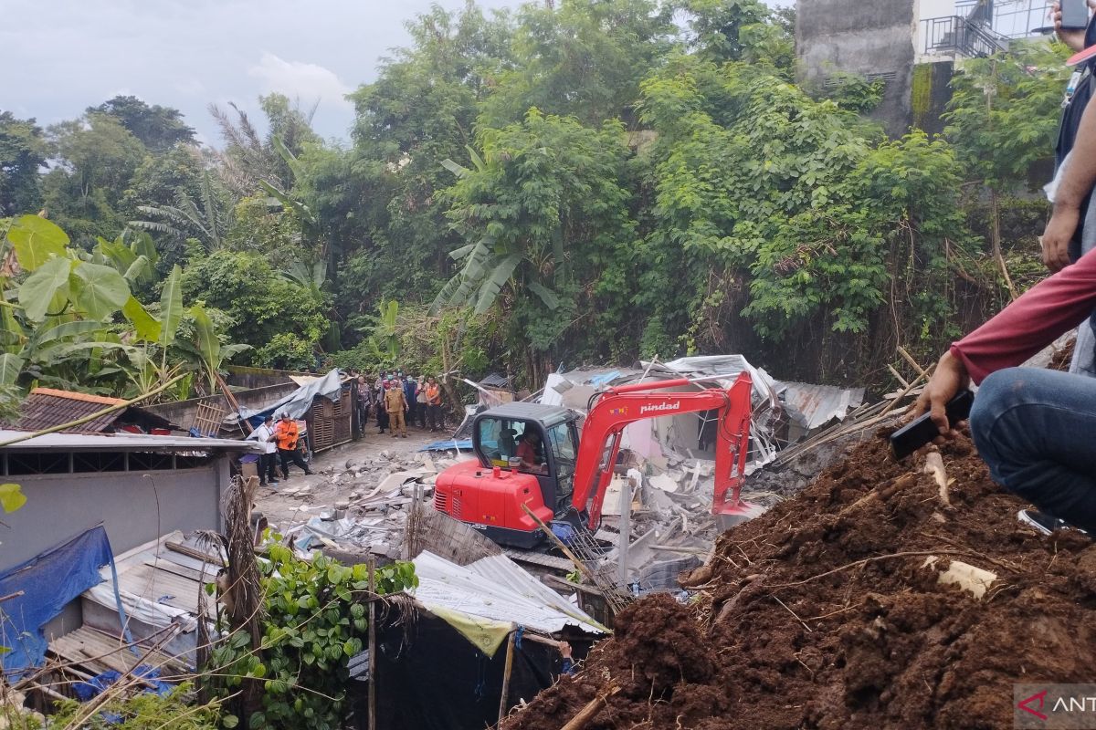 Basarnas masih cari dua korban longsor Ubung Denpasar dari reruntuhan