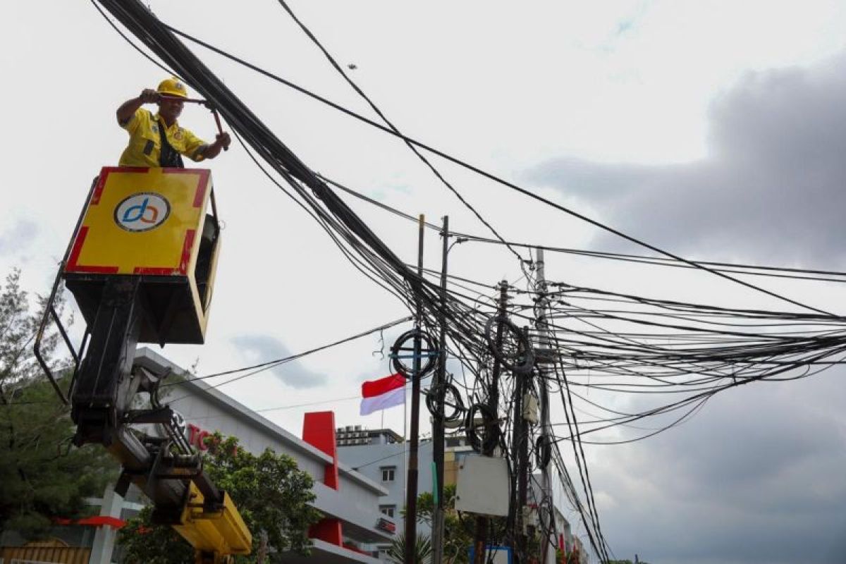 Jakut tertibkan kabel semrawut di Kelapa Gading