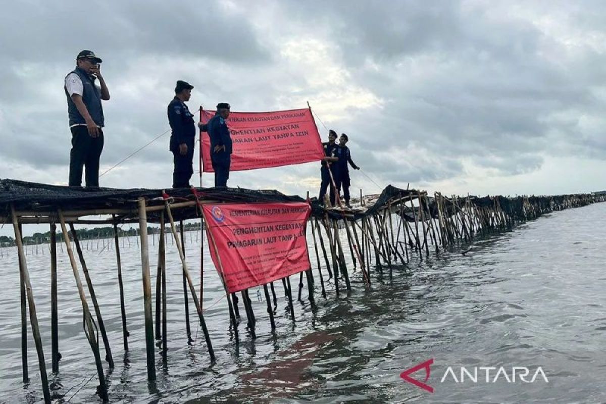 Trenggono perintahkan jajaran bongkar pagar laut Tangerang 2x24 jam