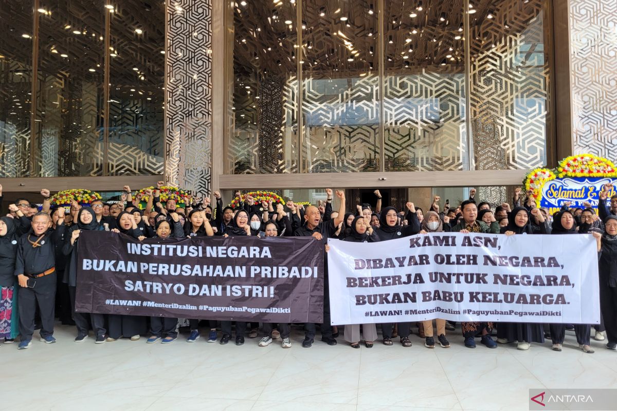 Ratusan ASN  Dikti gelar aksi damai di depan kantor Kemdiktisaintek