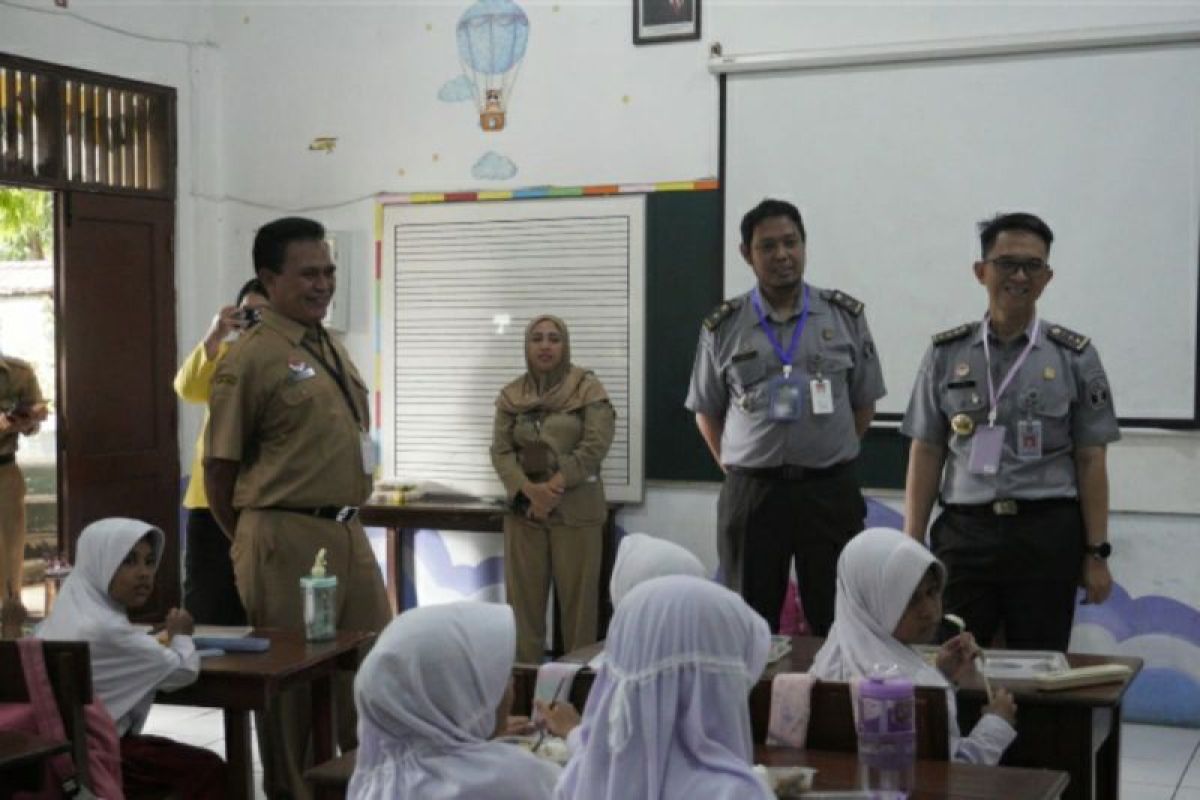 Kemenkum Jateng monitoring Makan Bergizi Gratis di SDN Srondol Wetan 02