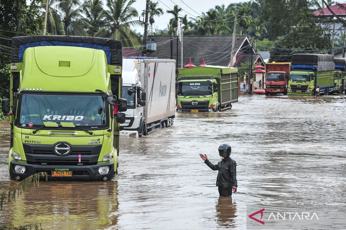 Jalan nasional lintas Sumatera yang sempat lumpuh total terhalang banjir sudah bisa dilalui