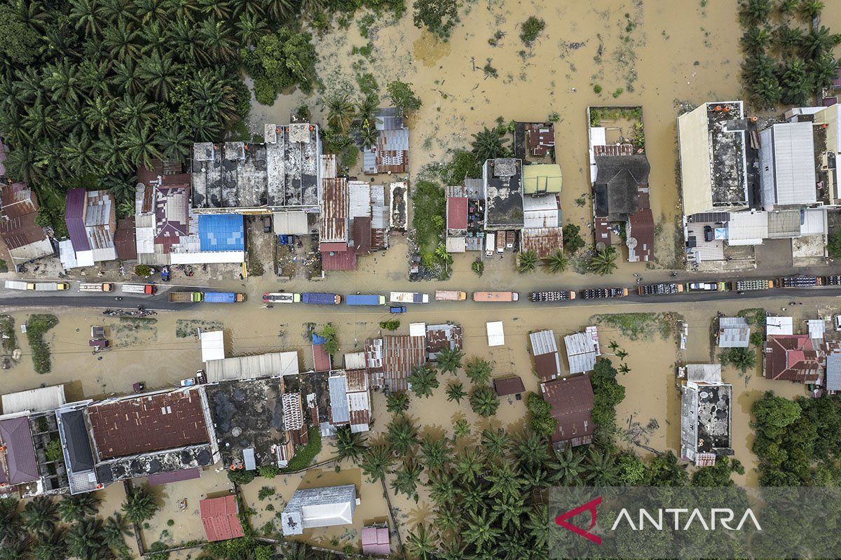 Sungai Pengabuan meluap putus akses jalan nasional antara Jambi-Riau