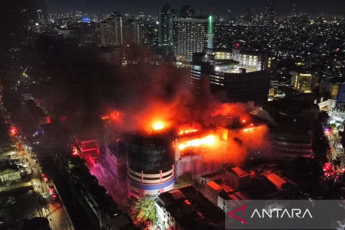 Buku tamu lantai 8 Glodok Plaza hangus terbakar