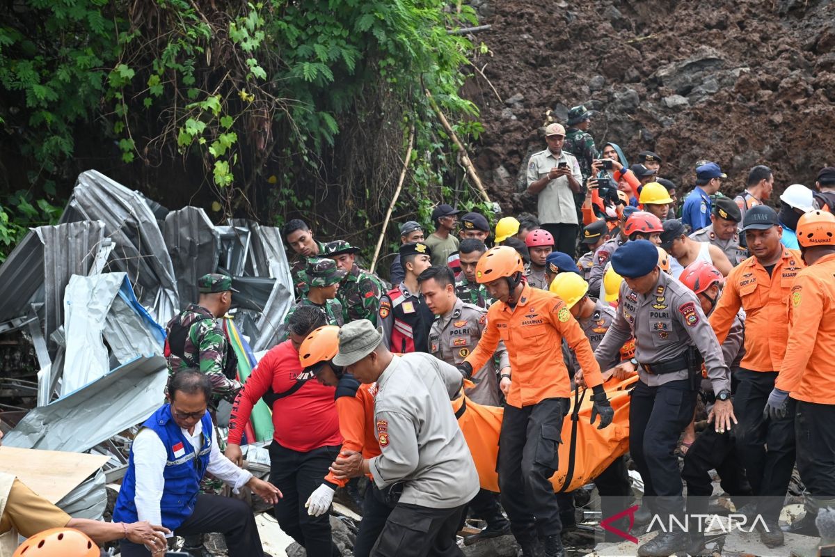 Petugas SAR gabungan mengevakuasi korban tanah longsor di Ubung Kaja, Denpasar,Bali