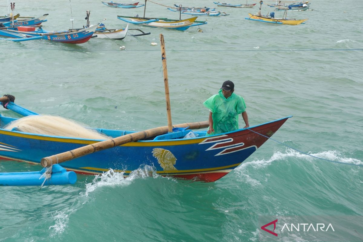 Peringatan dini potensi gelombang tinggi hingga empat meter dan angin kencang  di perairan Bali