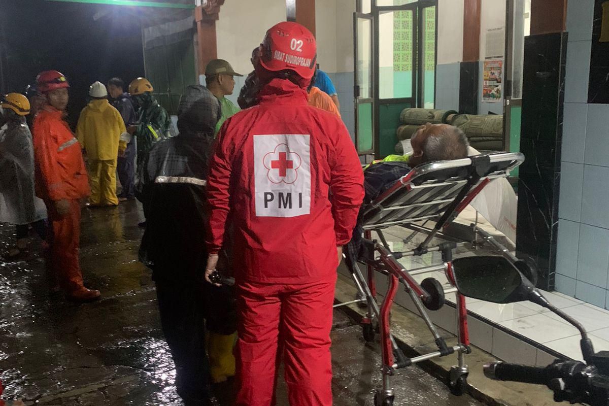 Lebih  dari 100 orang sempat mengungsi akibat banjir di Solo