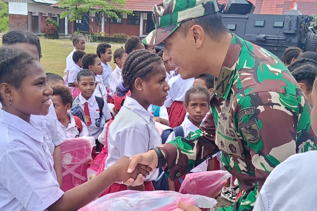 Kodim 1715/Yahukimo bagikan bingkisan KSAD untuk pelajar di Dekai