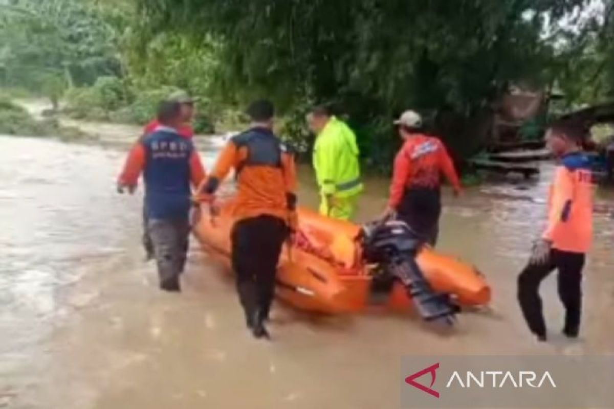 BPBD Bangkalan cari seorang santri terseret banjir